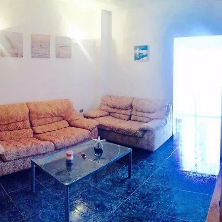 Angeles ארונה